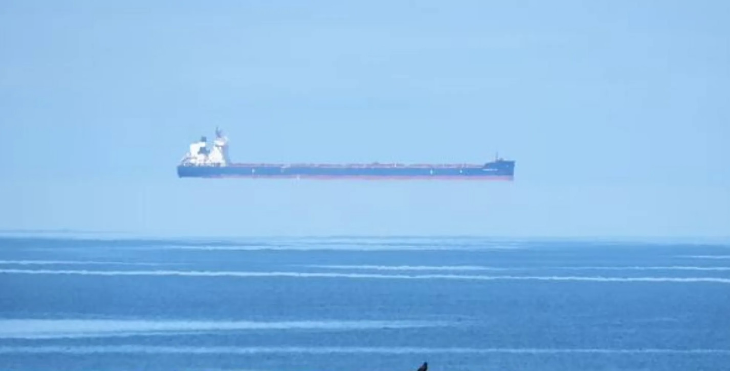 صور محيرة.. السفينة في البحر أم في السماء؟