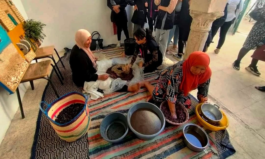 صفاقس: جمعية تونس الزيتونة تنظم ورشة لاستخراج زيت الزيتون بالطريقة التقليدية بمشاركة التلاميذ