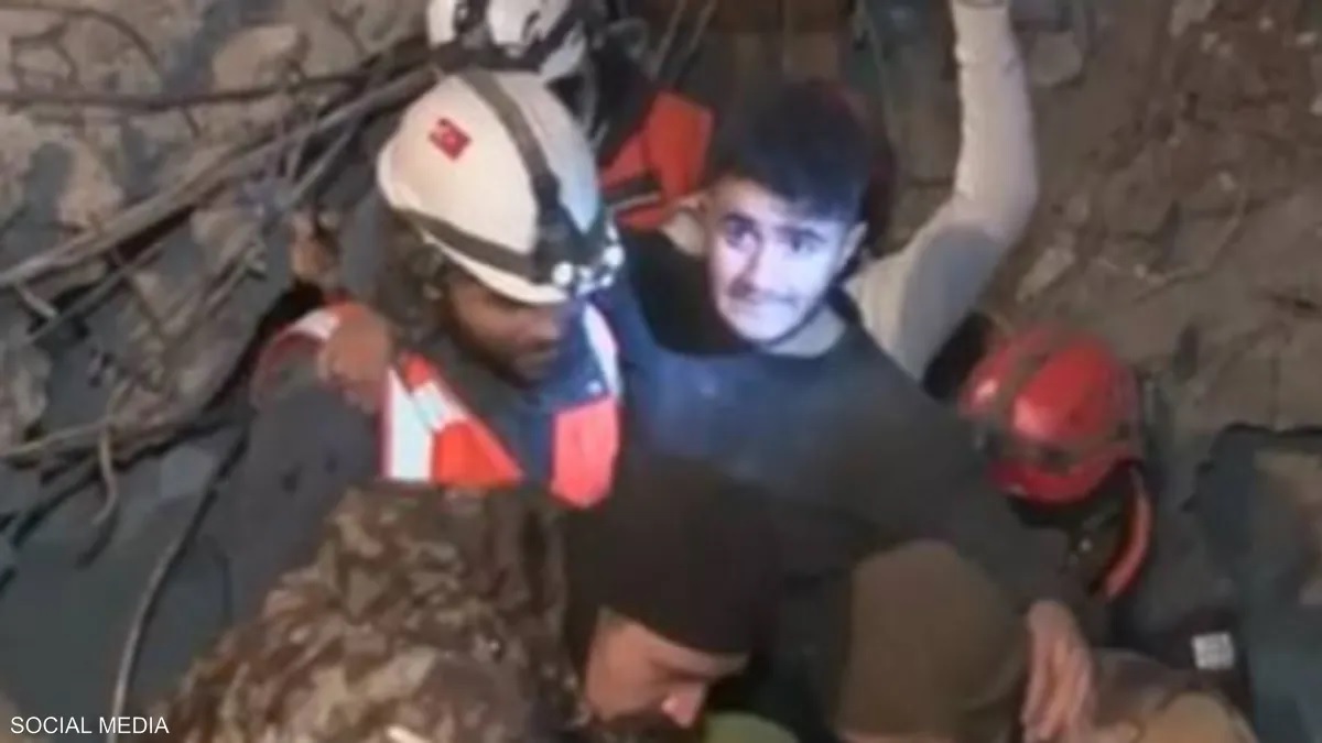 تركيا: انتشال مراهق على قيد الحياة بعد 94 ساعة تحت الأنقاض