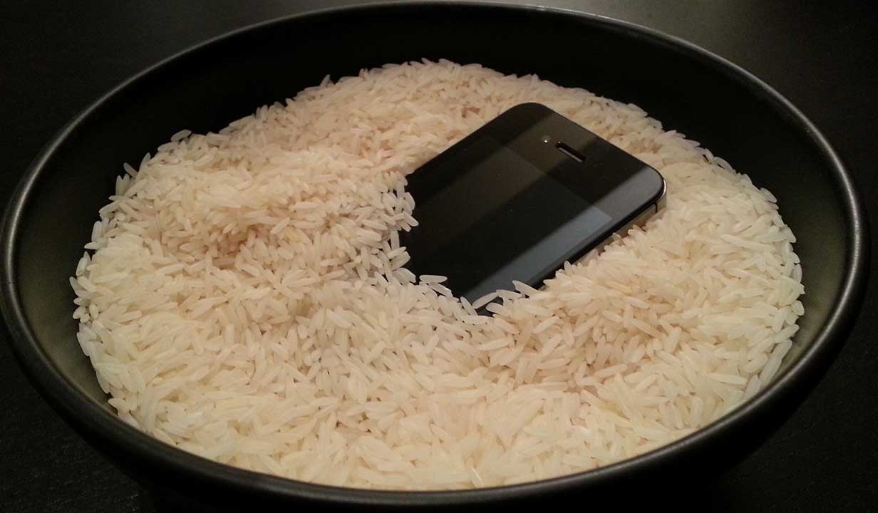 تحذير من آبل: لا تستخدم الأرز لتجفيف الهاتف من الماء